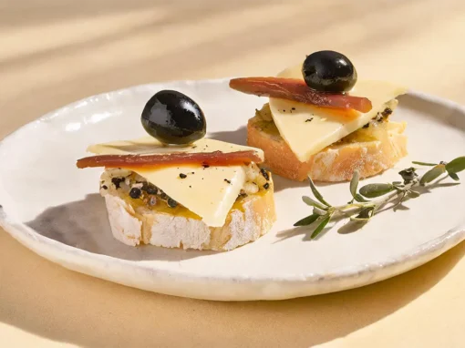Crostini mit Manchego, Sardelle und Olive