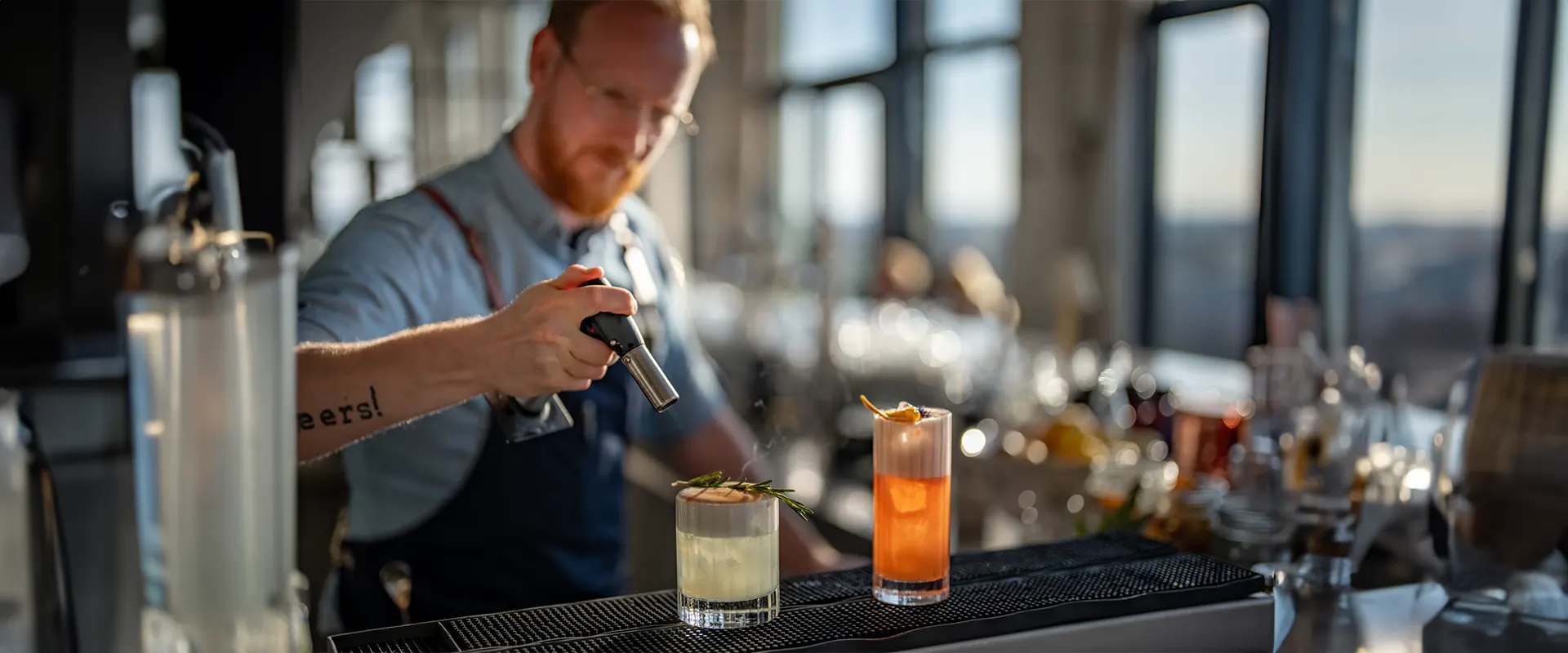 Ein Barkeeper im Fitz Roy verwendet einen Bunsenbrenner, um die Aromen eines Cocktails zu intensivieren.