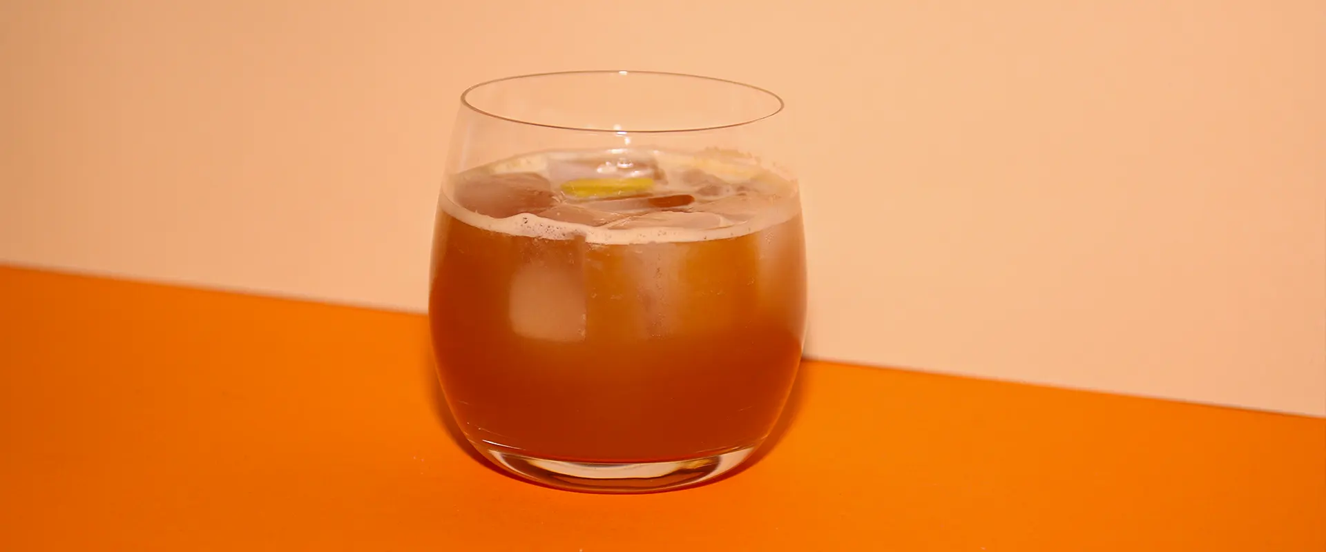 Nahaufnahme eines hiDry Signature Drinks in einem Longdrinkglas und Eis.